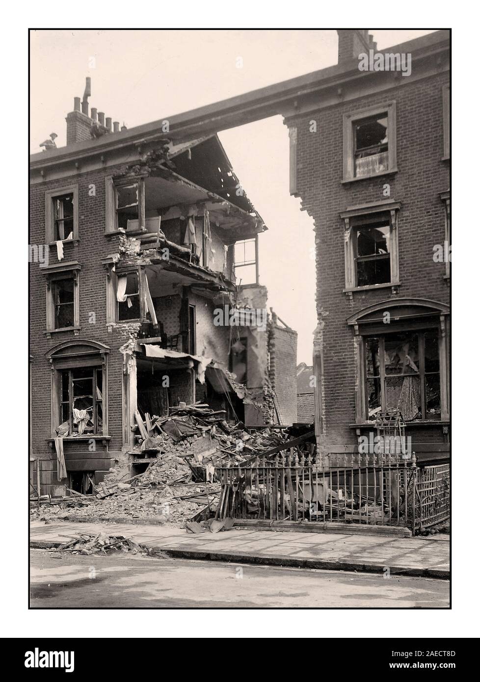 London WW 2 Deutsche NS-Blitz Bombing Schäden direkter Treffer auf einem terrassenförmig angelegten 3-stöckigen Haus London UK Weltkrieg II. Stockfoto