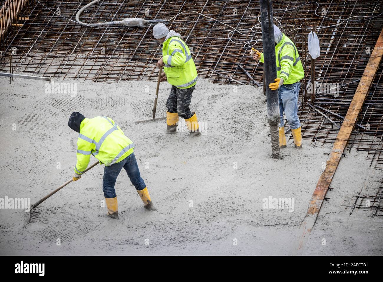 Baustelle, Betonieren, das Fundament eines Gebäudes ist betoniert, der Beton auf den Stahl beton Matten gepumpt, Stockfoto