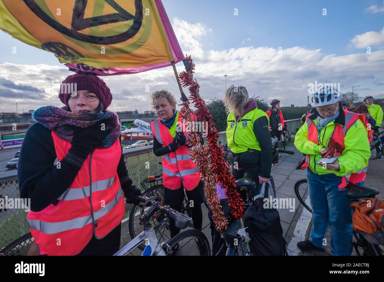 London, Großbritannien. 8. Dezember 2019. Aussterben Rebellion Radfahrer Anschlag auf der A4-Brücke über den Ansatz in Heathrow am Ende ihrer Fahrt vom Zentrum Londons entfernt. Sie waren gekommen, eine Lüge - aus Protest gegen die Erweiterung des Flughafens vor einen Bulldozer mit dem Heathrow Kreisverkehr echo Boris Johnson's versprochen, er würde sich mit John McDonnell' vor die Bulldozer und den Bau der dritten Start- und Landebahn" zu halten. XR brachte die Bulldozer, aber Boris nicht drehen. Polizei angehalten, sie zu den Heathrow Kreisverkehr gehen und statt dessen den Protest blockiert eine Fahrspur der A 4. Peter Marshall/Al Stockfoto