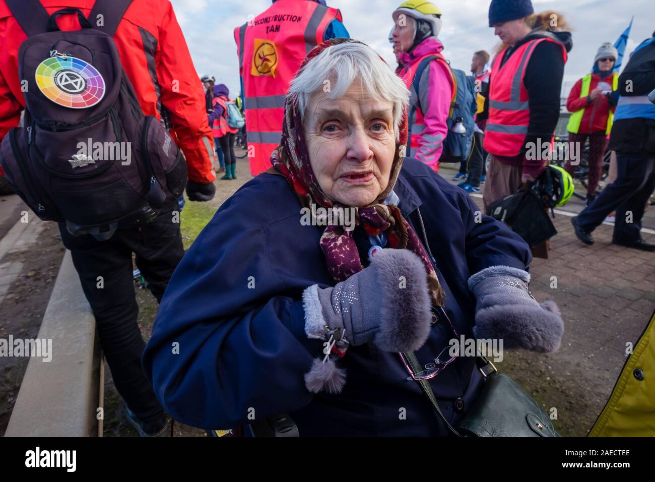 London, Großbritannien. 8. Dezember 2019. Christine Taylor's Mutter, jetzt 88, Harmondsworth vor Heathrow verlegt wurde gebaut, um das Aussterben Rebellion Protest auf der A4-Brücke über den Ansatz zum Flughafen Heathrow. XR war gekommen, eine Lüge - aus Protest gegen die Erweiterung des Flughafens vor einen Bulldozer mit dem Heathrow Kreisverkehr echo Boris Johnson's versprochen, er würde sich mit John McDonnell' vor die Bulldozer und den Bau der dritten Start- und Landebahn" zu halten. XR brachte die Bulldozer, aber Boris nicht drehen. Polizei angehalten, sie zu den Heathrow Kreisverkehr gehen und statt dessen den Protest blo Stockfoto