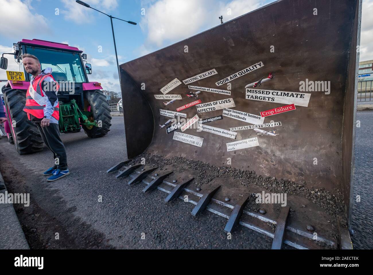 London, Großbritannien. 8. Dezember 2019. Aussterben Rebellionhad brachte eine Planierraupe, eine Lüge - aus Protest gegen die Erweiterung des Flughafens mit dem Heathrow Kreisverkehr echo Boris Johnson's versprochen, er würde sich mit John McDonnell' vor die Bulldozer und den Bau der dritten Start- und Landebahn" halten. XR brachte die Bulldozer, aber Boris nicht drehen. Polizei angehalten, sie zu den Heathrow Kreisverkehr gehen und statt dessen den Protest blockiert eine Fahrspur der A 4. Peter Marshall / alamy Leben Nachrichten Stockfoto