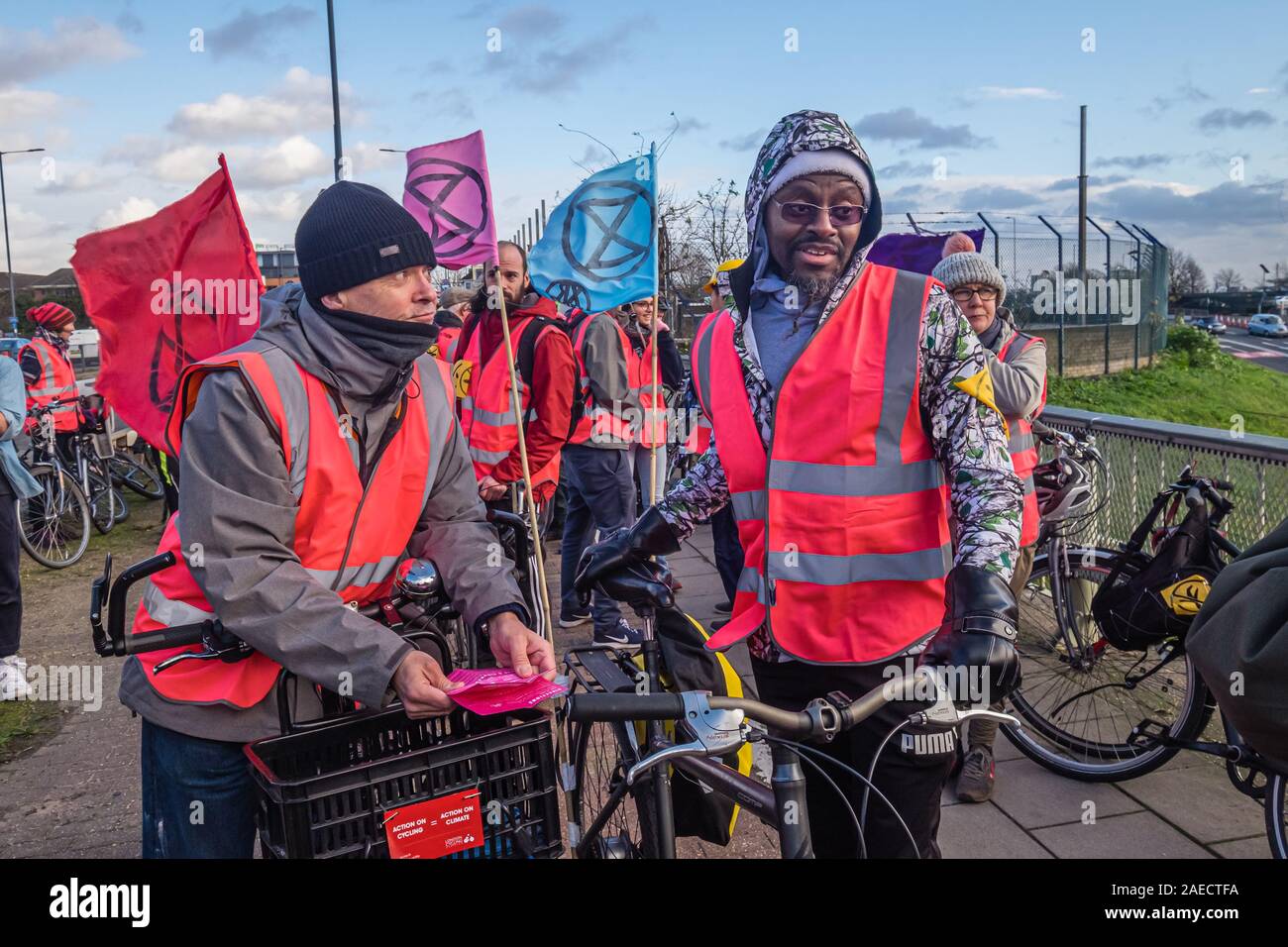 London, Großbritannien. 8. Dezember 2019. Aussterben Rebellion Radfahrer Anschlag auf der A4-Brücke über den Ansatz in Heathrow am Ende ihrer Fahrt vom Zentrum Londons entfernt. Sie waren gekommen, eine Lüge - aus Protest gegen die Erweiterung des Flughafens vor einen Bulldozer mit dem Heathrow Kreisverkehr echo Boris Johnson's versprochen, er würde sich mit John McDonnell' vor die Bulldozer und den Bau der dritten Start- und Landebahn" zu halten. XR brachte die Bulldozer, aber Boris nicht drehen. Polizei angehalten, sie zu den Heathrow Kreisverkehr gehen und statt dessen den Protest blockiert eine Fahrspur der A 4. Peter Marshall/Al Stockfoto