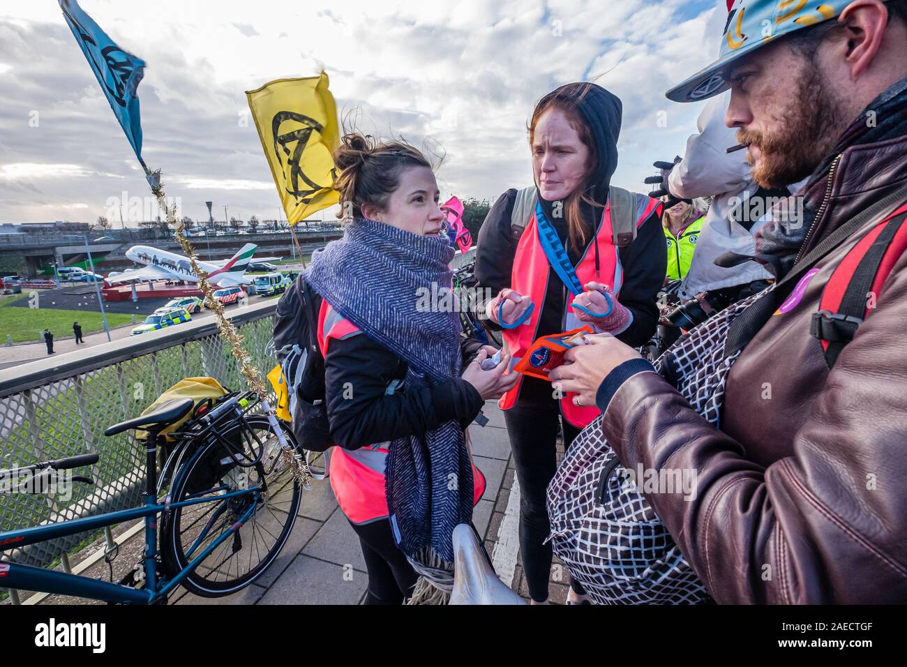 London, Großbritannien. 8. Dezember 2019. Aussterben Rebellion Radfahrer Anschlag auf der A4-Brücke über den Ansatz in Heathrow am Ende ihrer Fahrt vom Zentrum Londons entfernt. Sie waren gekommen, eine Lüge - aus Protest gegen die Erweiterung des Flughafens vor einen Bulldozer mit dem Heathrow Kreisverkehr echo Boris Johnson's versprochen, er würde sich mit John McDonnell' vor die Bulldozer und den Bau der dritten Start- und Landebahn" zu halten. XR brachte die Bulldozer, aber Boris nicht drehen. Polizei angehalten, sie zu den Heathrow Kreisverkehr gehen und statt dessen den Protest blockiert eine Fahrspur der A 4. Peter Marshall/Al Stockfoto