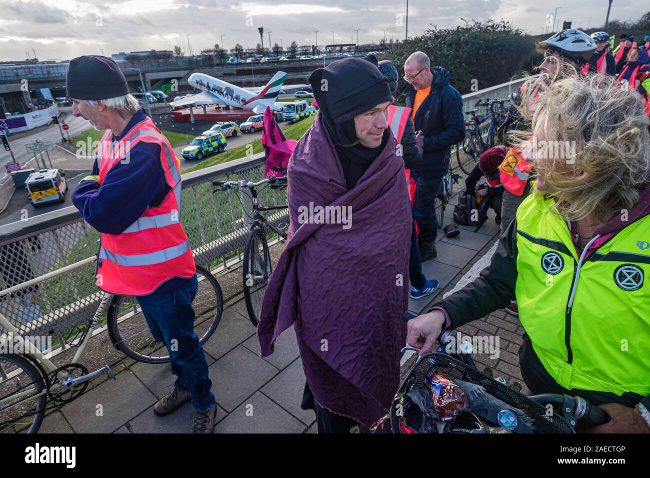 London, Großbritannien. 8. Dezember 2019. Aussterben Rebellion Radfahrer Anschlag auf der A4-Brücke über den Ansatz in Heathrow am Ende ihrer Fahrt vom Zentrum Londons entfernt. Sie waren gekommen, eine Lüge - aus Protest gegen die Erweiterung des Flughafens vor einen Bulldozer mit dem Heathrow Kreisverkehr echo Boris Johnson's versprochen, er würde sich mit John McDonnell' vor die Bulldozer und den Bau der dritten Start- und Landebahn" zu halten. XR brachte die Bulldozer, aber Boris nicht drehen. Polizei angehalten, sie zu den Heathrow Kreisverkehr gehen und statt dessen den Protest blockiert eine Fahrspur der A 4. Peter Marshall/Al Stockfoto