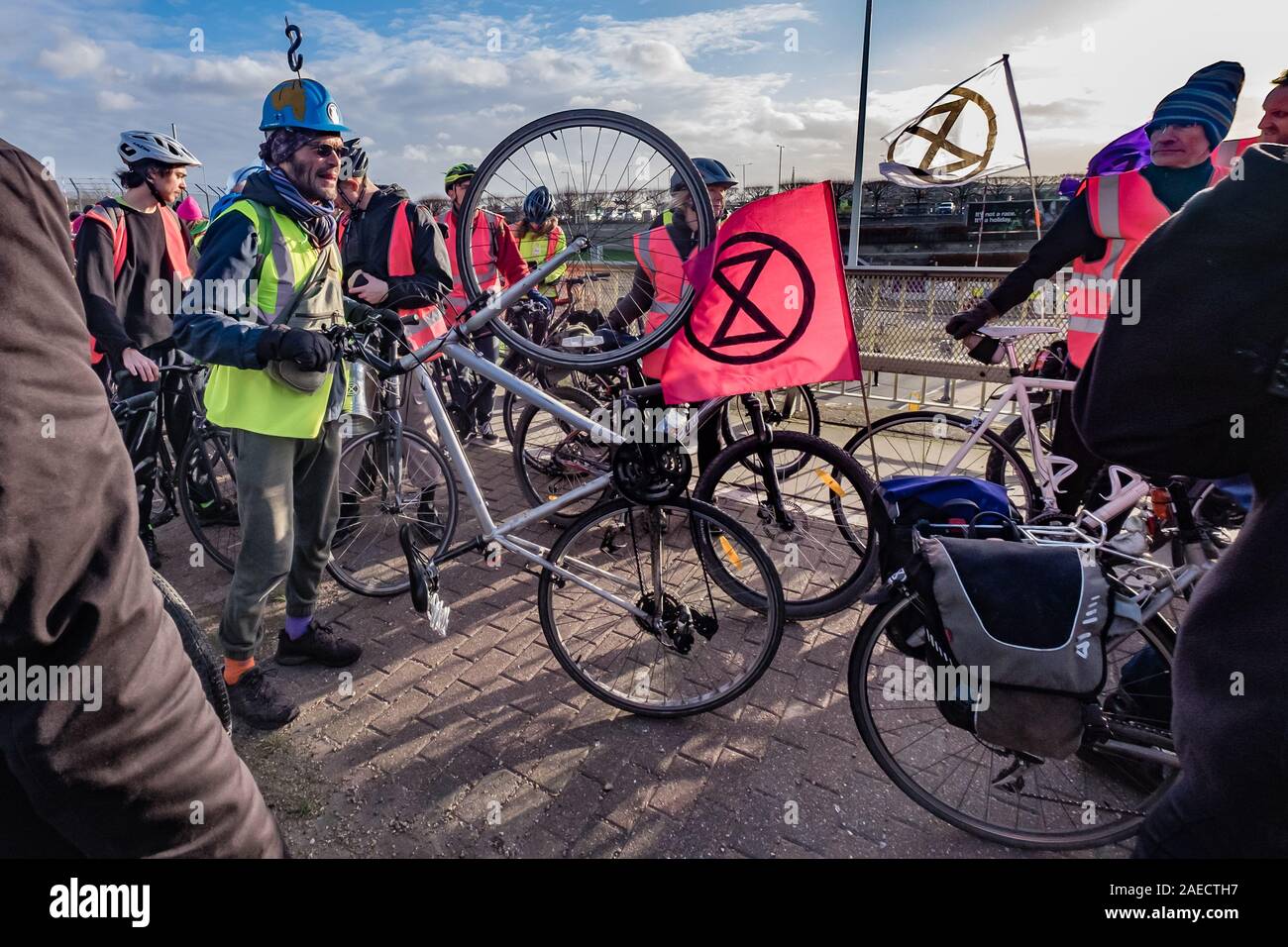 London, Großbritannien. 8. Dezember 2019. Aussterben Rebellion Radfahrer Anschlag auf der A4-Brücke über den Ansatz in Heathrow am Ende ihrer Fahrt vom Zentrum Londons entfernt. Sie waren gekommen, eine Lüge - aus Protest gegen die Erweiterung des Flughafens vor einen Bulldozer mit dem Heathrow Kreisverkehr echo Boris Johnson's versprochen, er würde sich mit John McDonnell' vor die Bulldozer und den Bau der dritten Start- und Landebahn" zu halten. XR brachte die Bulldozer, aber Boris nicht drehen. Polizei angehalten, sie zu den Heathrow Kreisverkehr gehen und statt dessen den Protest blockiert eine Fahrspur der A 4. Peter Marshall/Al Stockfoto