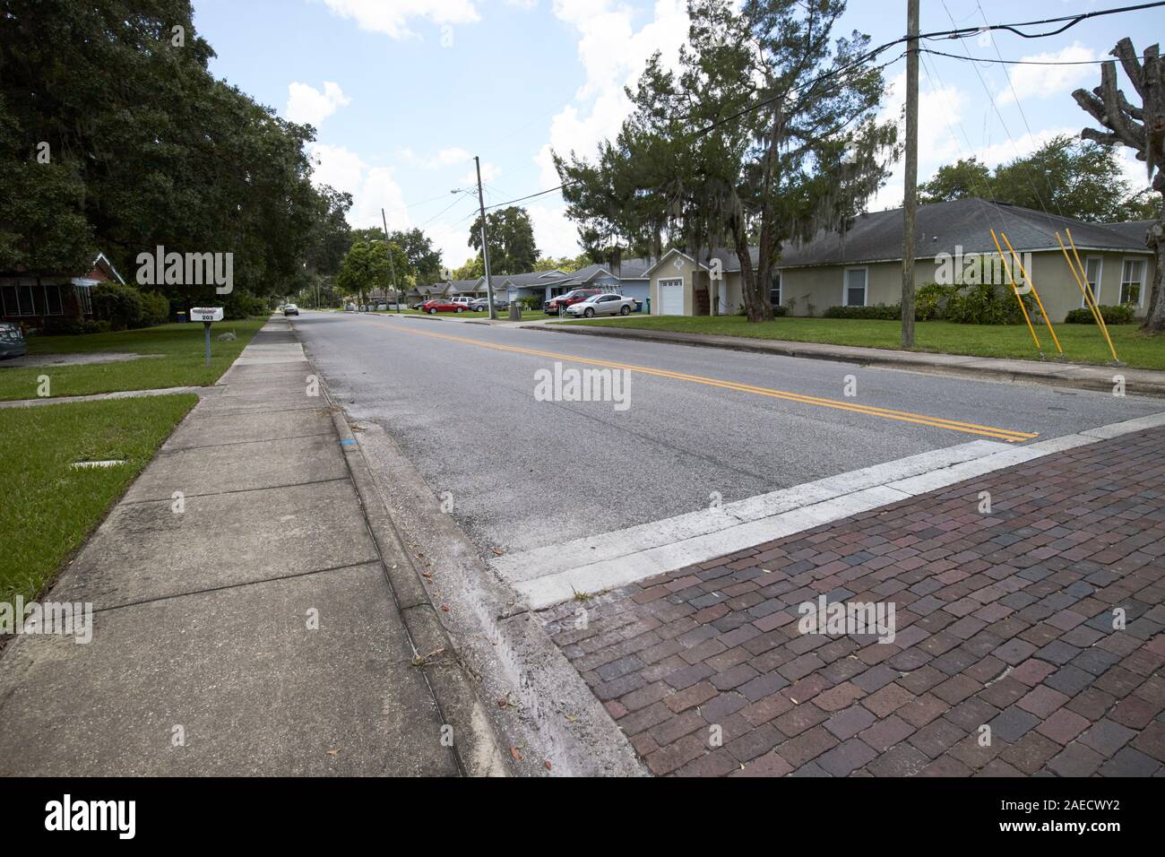 Modernes einstöckiges große Häuser in der Nachbarschaft von Winter Garden florida usa in historischen Bezirk mit Backstein Straßen Stockfoto