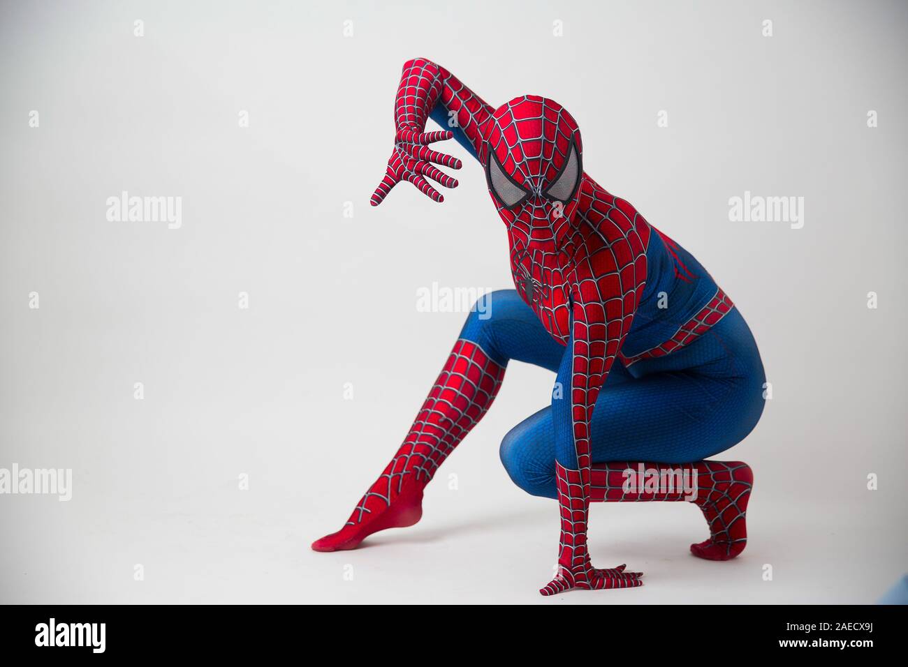 1. Dezember 2019. Israel, Tel Aviv. Spider-man auf weißem Hintergrund posiert Stockfoto