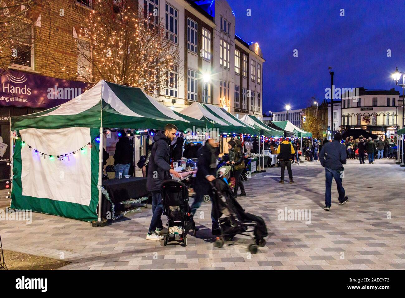 Marktstände am Torbogen 2019 Weihnachten Festival im Navigator Square, London, UK Stockfoto