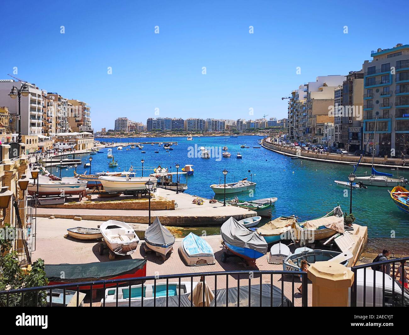 Romantische Boote an der Spinola Bay, St. Julians, Malta Stockfoto