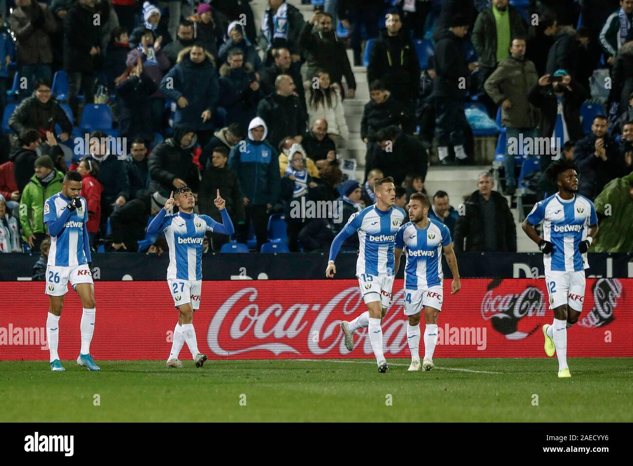 Das Estadio Municipal de Butarque, Madrid, Spanien. 8 Dez, 2019. Liga Fußball, Club Deportivo Leganes gegen Celta Vigo; Oscar Rodriguez (CD Leganes) feiert sein Ziel, die es (2, 0) La Liga Match zwischen CD Leganes vs Celta de Vigo am Städtischen de Butarque Stadion in Madrid, Spanien, 8. Dezember 2019. - Redaktionelle Guthaben verwenden: Aktion plus Sport/Alamy leben Nachrichten Stockfoto