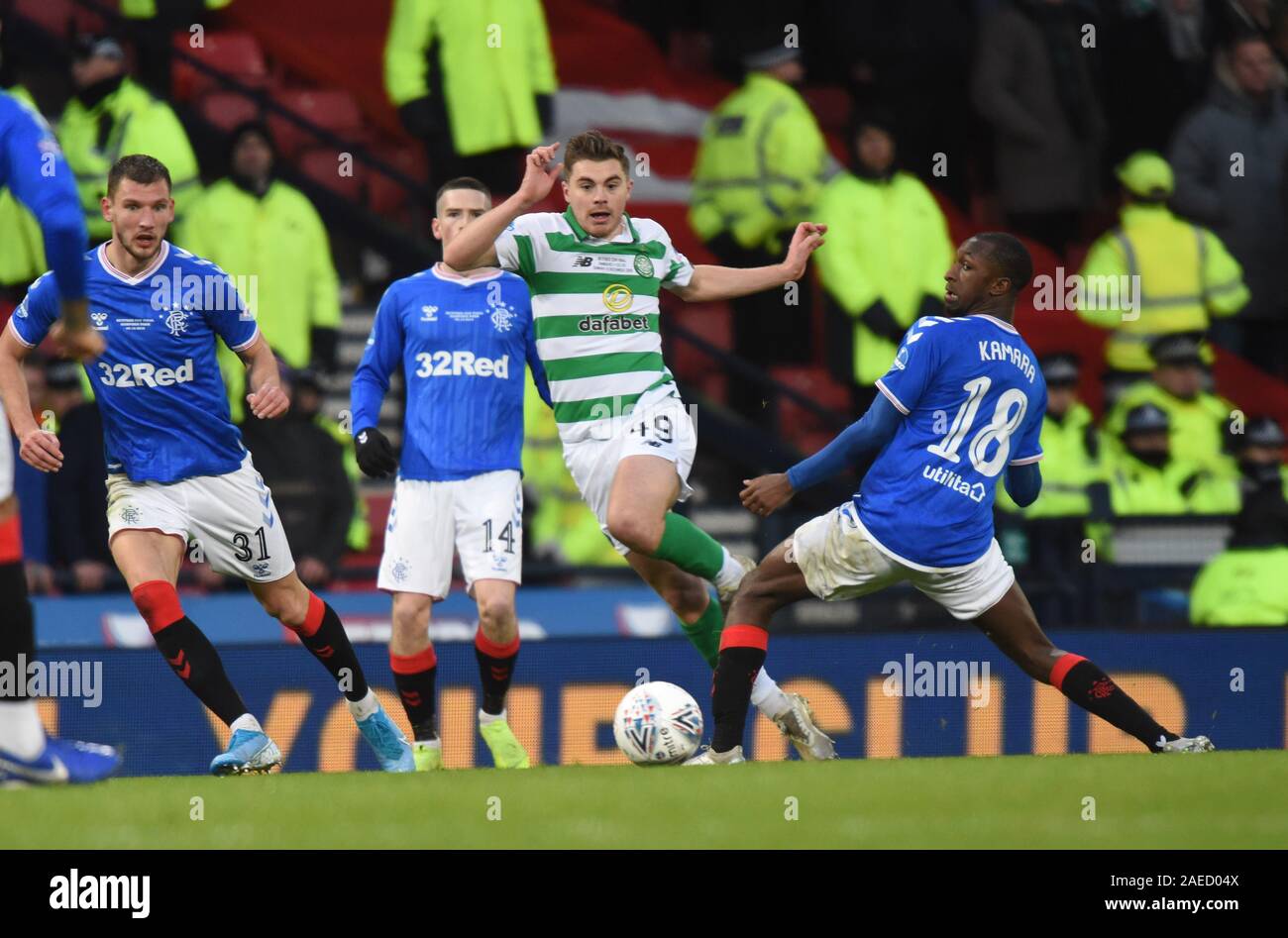 Hampden Park, Glasgow. Schottland.DE. 8. Dez 2019. Rangers gegen Celtic. Betfred, Scottish League Cup Final. Celtic James Forrest gleitet Vergangenheit Förster Glen Kamara. Stockfoto