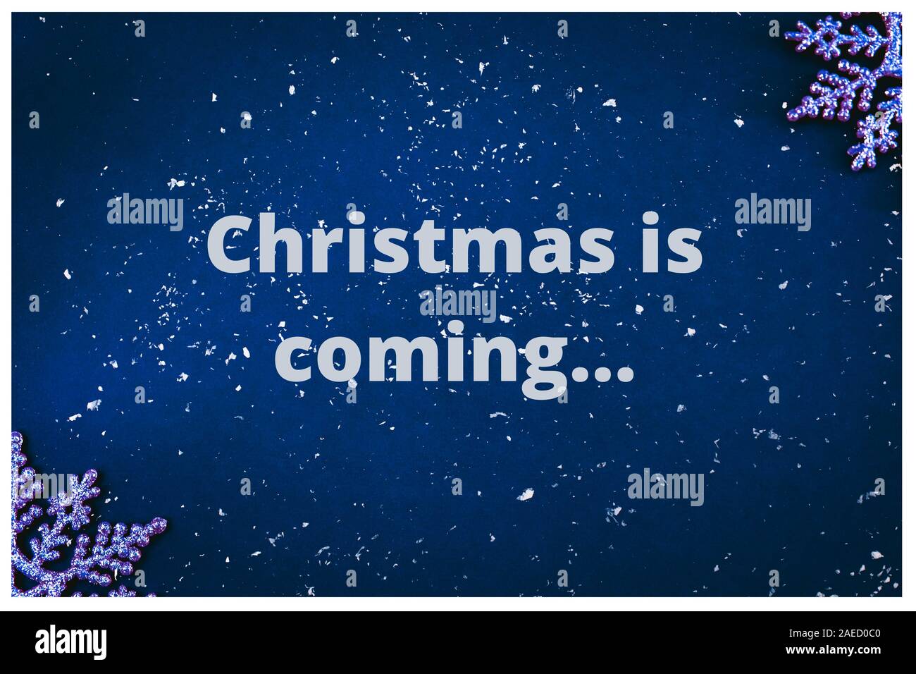 Verschwommen defokussierten schwarz Weihnachten und Neujahr Hintergrund mit Text und Schneeflocken. Urlaubsstimmung Konzept. Stockfoto