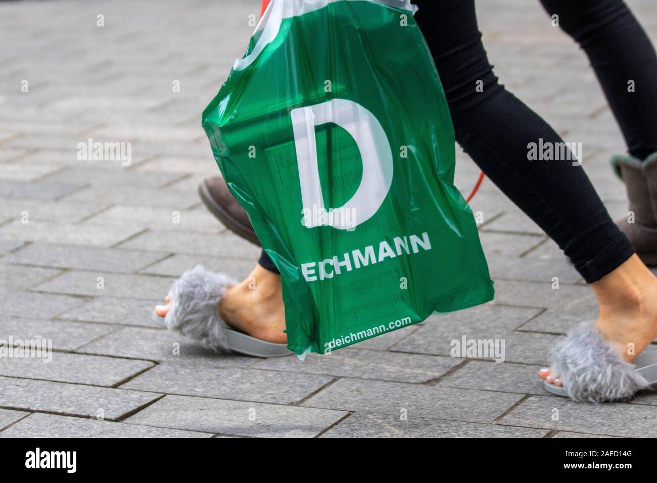 Deichmann grüne recycelt Reusable Plastic Bags für Leben, Blackpool,  Großbritannien Stockfotografie - Alamy