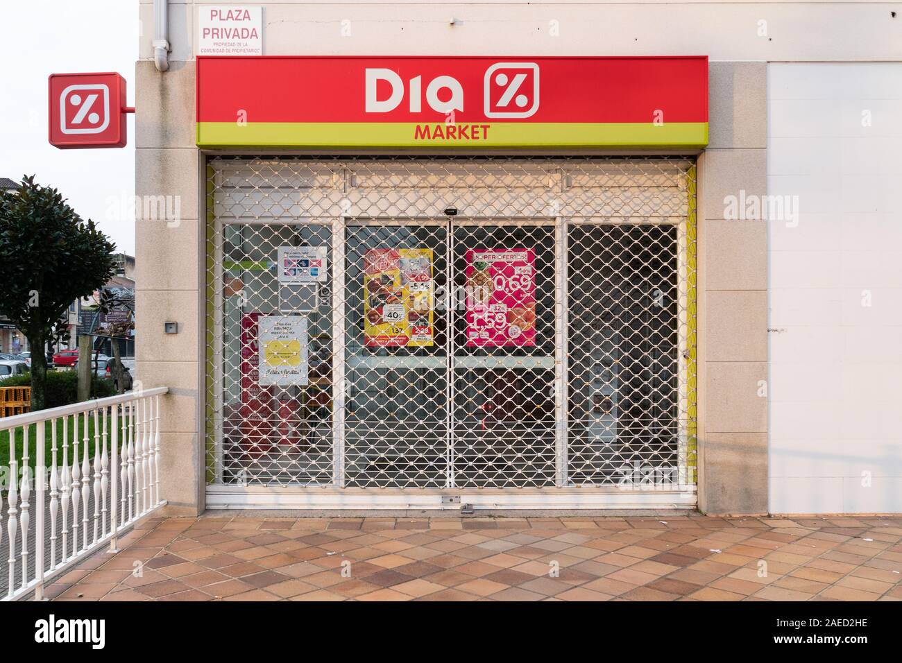 Santiago de Compostela, Spanien; 07. Dezember 2019: Dia-Fassade Store geschlossen. Supermarkt Franchise Store, Werbung und Logo Stockfoto