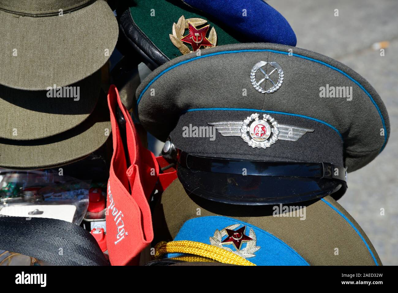 Verschiedene russische, deutsche Armee, Stasi, KGB, Polizisten Kappen Stockfoto