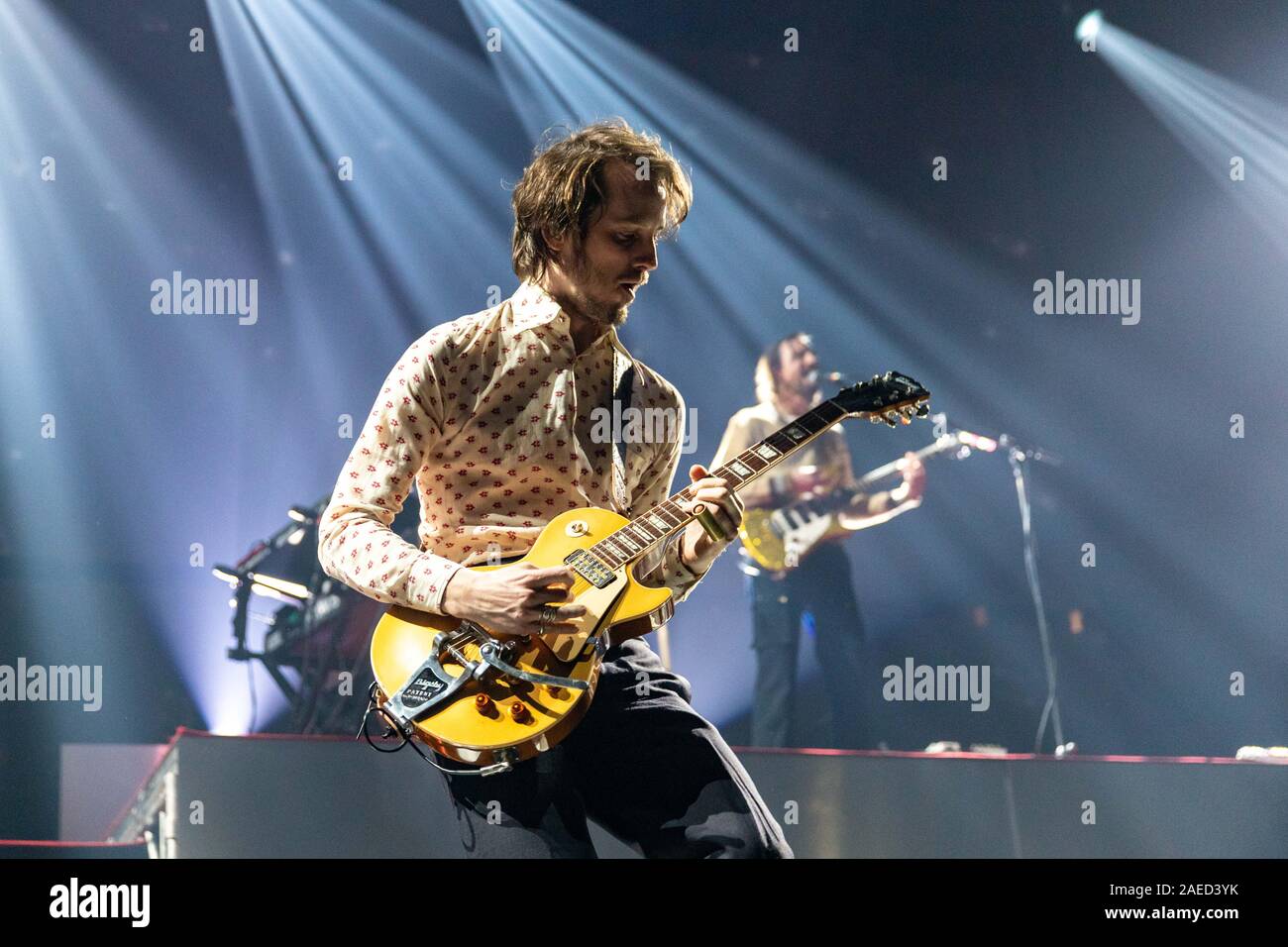 Dezember 7, 2019, Anaheim, Kalifornien, USA: NICK BOCKRATH und MATTHAN MÜNSTER von Cage The Elephant während der kroq Absolut Fast akustischen Weihnachten Konzert im Honda Center in Anaheim, Kalifornien (Bild: © Daniel DeSlover/ZUMA Draht) Stockfoto