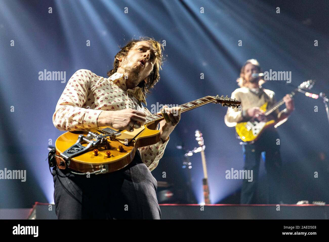 Dezember 7, 2019, Anaheim, Kalifornien, USA: NICK BOCKRATH und MATTHAN MÜNSTER von Cage The Elephant während der kroq Absolut Fast akustischen Weihnachten Konzert im Honda Center in Anaheim, Kalifornien (Bild: © Daniel DeSlover/ZUMA Draht) Stockfoto