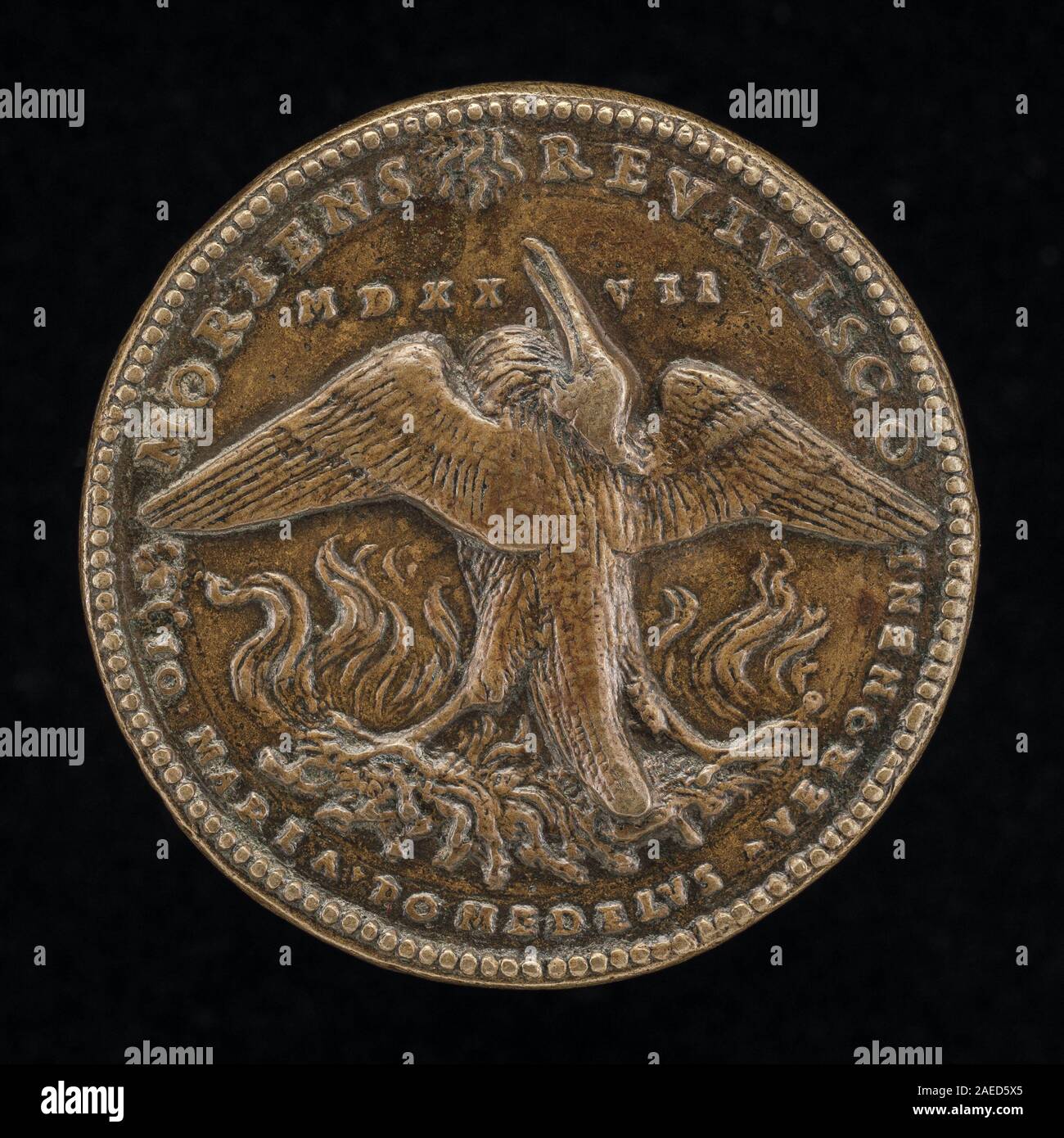 Ein Kupferstich von Giovanni Maria Pomedelli aus dem Jahr 1527, der einen phönix auf einem Scheiterhaufen zeigt, der die Sonne betrachtet und mythische Kreaturen, Flammen, Sonne und allegorischen Stil der Renaissance zeigt. Stockfoto