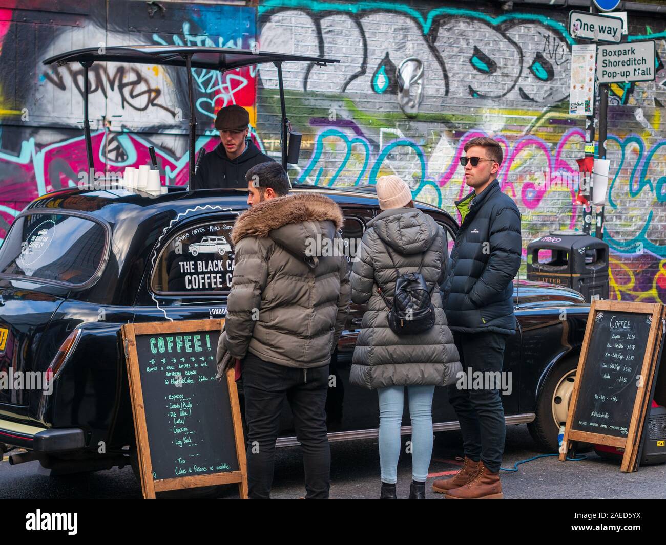 Brick Lane Coffee - London Taxi Coffee - Black Cab Coffee Company verwendet ein umgebautes Londoner Taxi, um Kaffee in Brick Lane Shoreditch East London zu servieren. Stockfoto