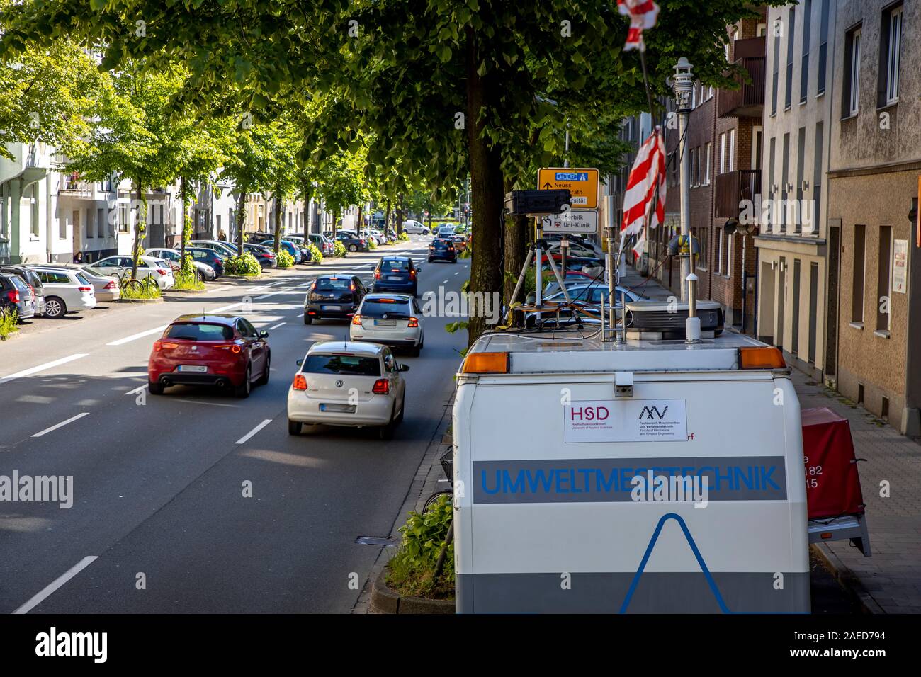 Düsseldorf, Umwelt Lane auf Merowinger Straße, im Stadtteil Bilk, nur Taxis, Radfahrer, Busse und e-Autos können in den reservierten rechte Spur fahren Stockfoto