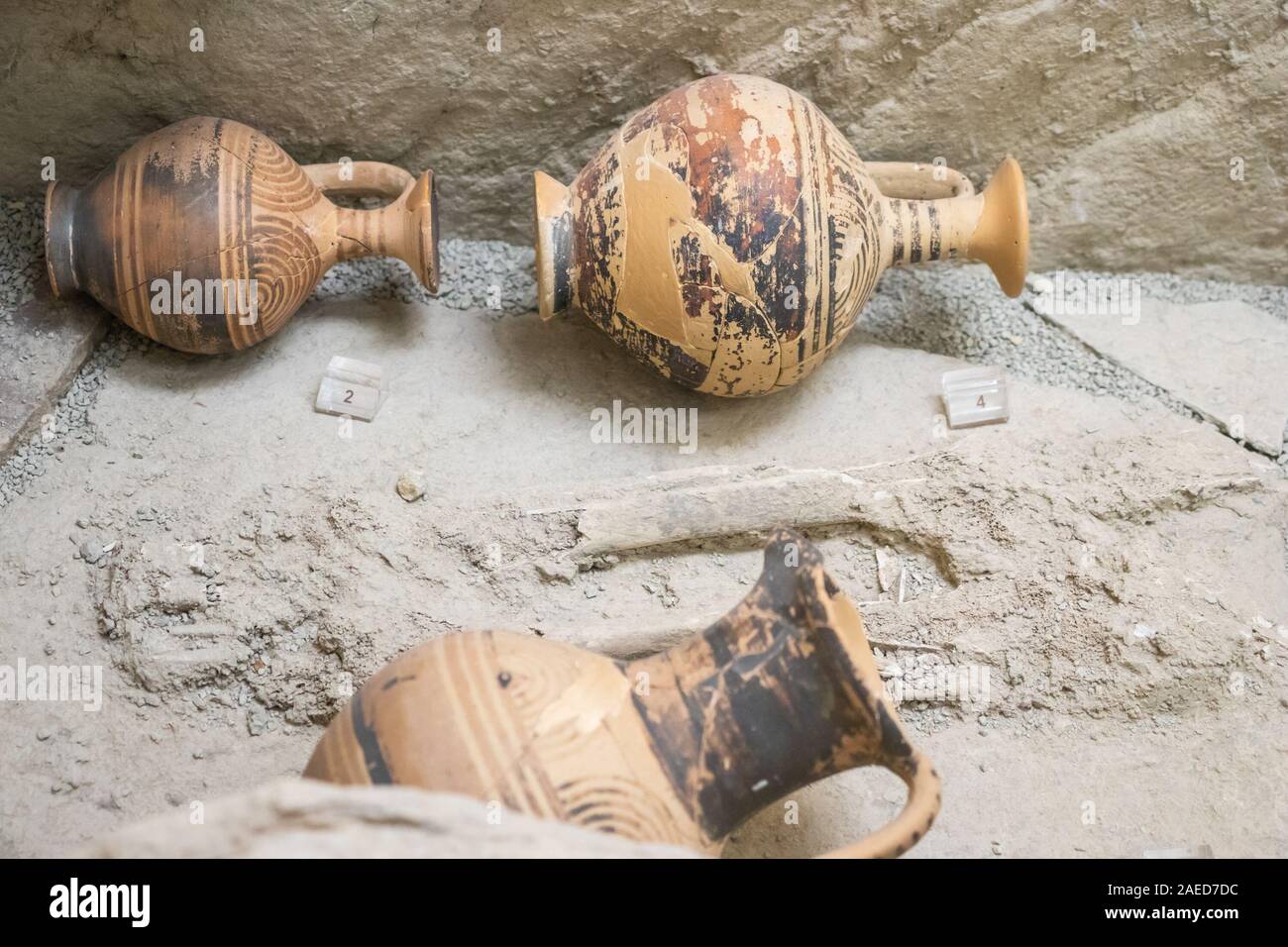 Kleine antike griechische lekythos mit Gruppen von konzentrischen Halbkreisen eingerichtet Stockfoto