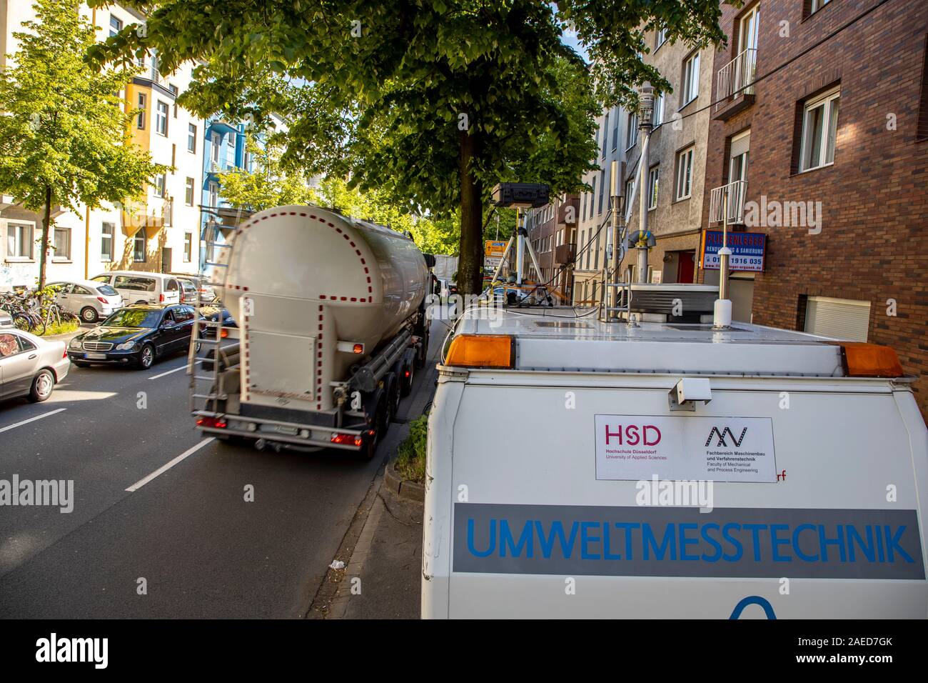 Düsseldorf, Umwelt Lane auf Merowinger Straße, im Stadtteil Bilk, nur Taxis, Radfahrer, Busse und e-Autos können in den reservierten rechte Spur fahren Stockfoto