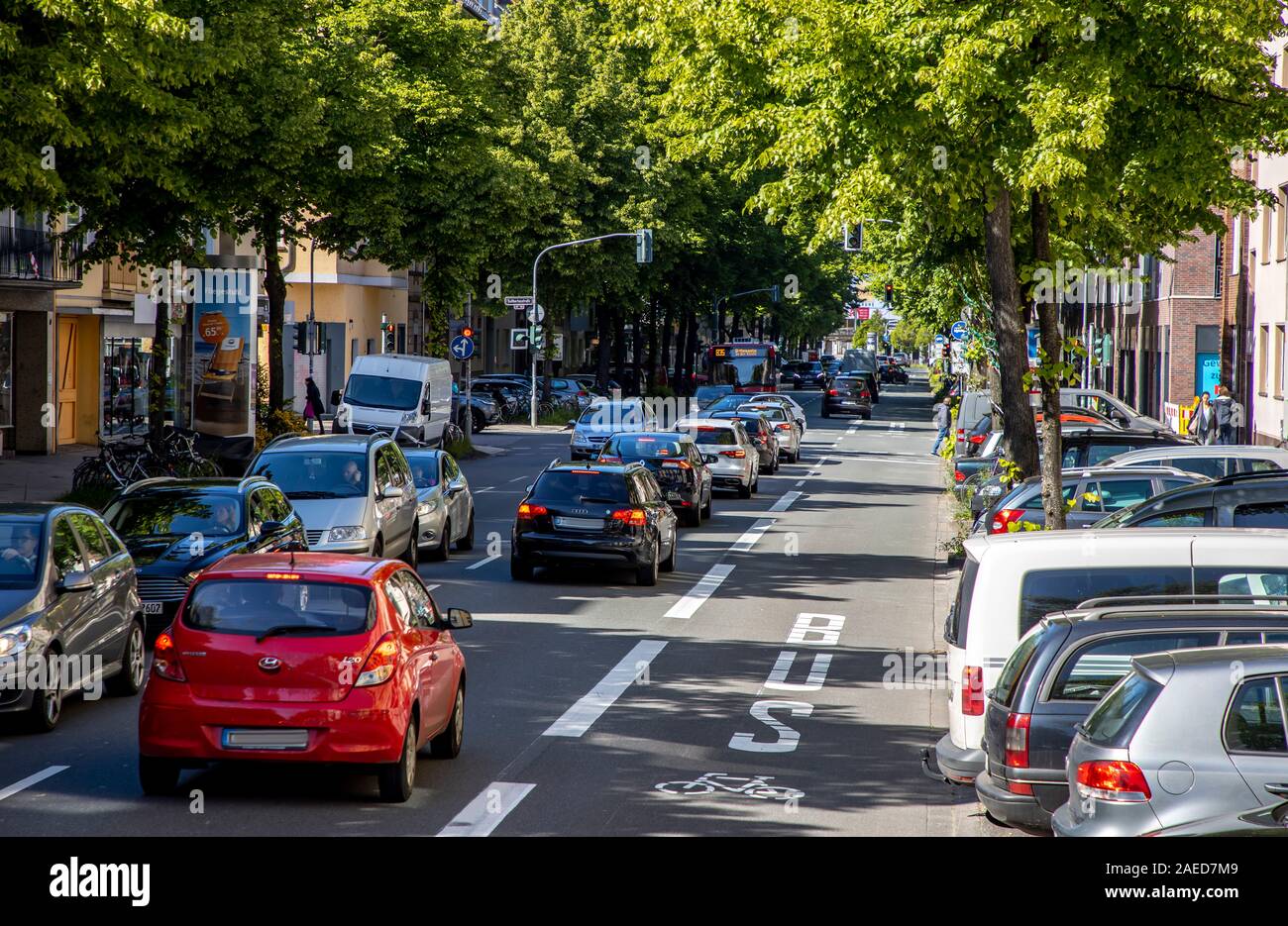 Düsseldorf, Umwelt Lane auf Merowinger Straße, im Stadtteil Bilk, nur Taxis, Radfahrer, Busse und e-Autos sind erlaubt im reservierten zu fahren Stockfoto