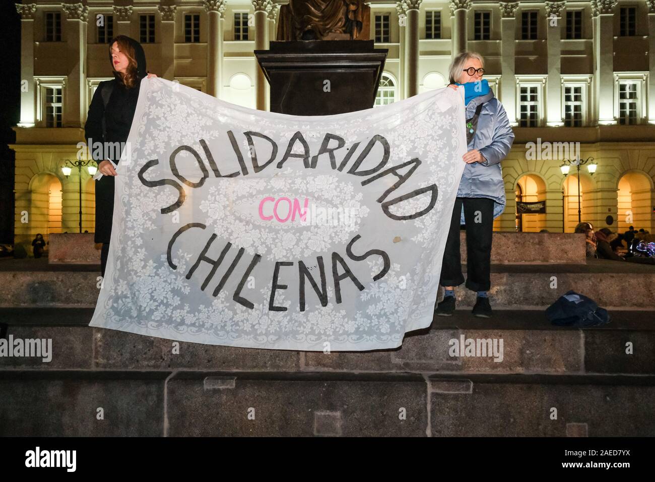 Warschau, Polen. 8 Dez, 2019. Dezember 8, 2019, Warschau, Polen: 16 Tage gegen Gewalt aufgrund von Geschlecht, Frauen schrie, dass Gewalt niemals ist die Störung der Person, die es zu erleben, und die Institutionen, die die Täter schützen sind nur der nächste Übeltäter. Credit: Grzegorz Banaszak/ZUMA Draht/Alamy leben Nachrichten Stockfoto