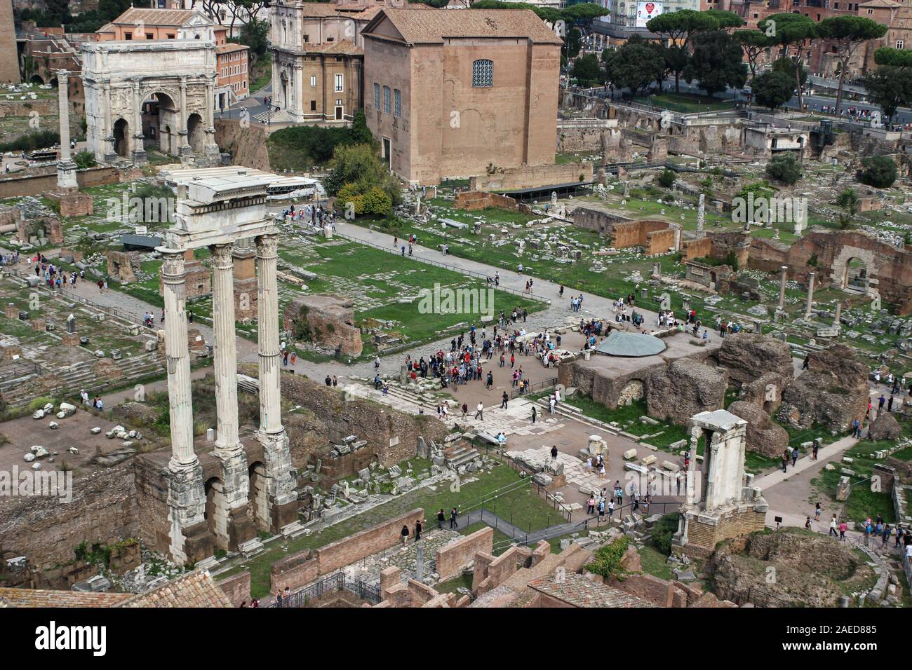 Luftbild des alten römischen Ruinen von Castor und Pollux Tempel am Forum Romanum in Rom, Italien Stockfoto