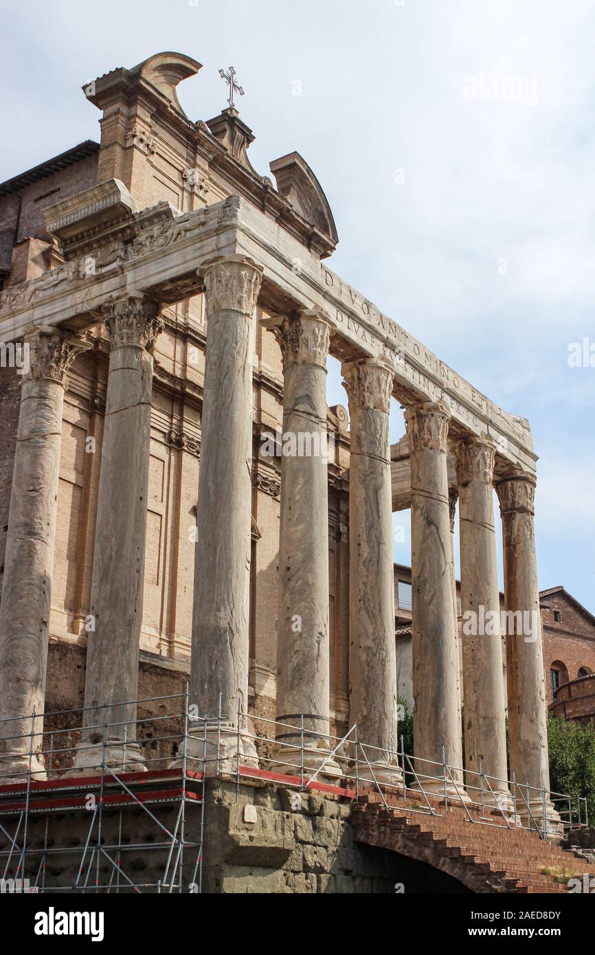Chiesa di San Lorenzo in Miranda (ehemaliger Tempel von Antonius und Faustina) am Forum Romanum in Rom, Italien Stockfoto