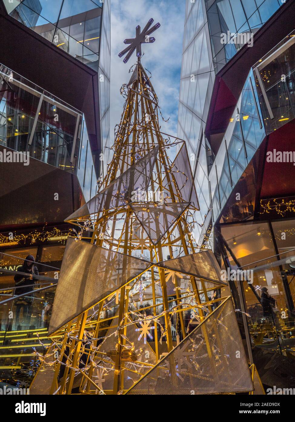 Der Weihnachtsbaum, ein neuer Change Shopping Centre, London, England, UK, GB. Stockfoto