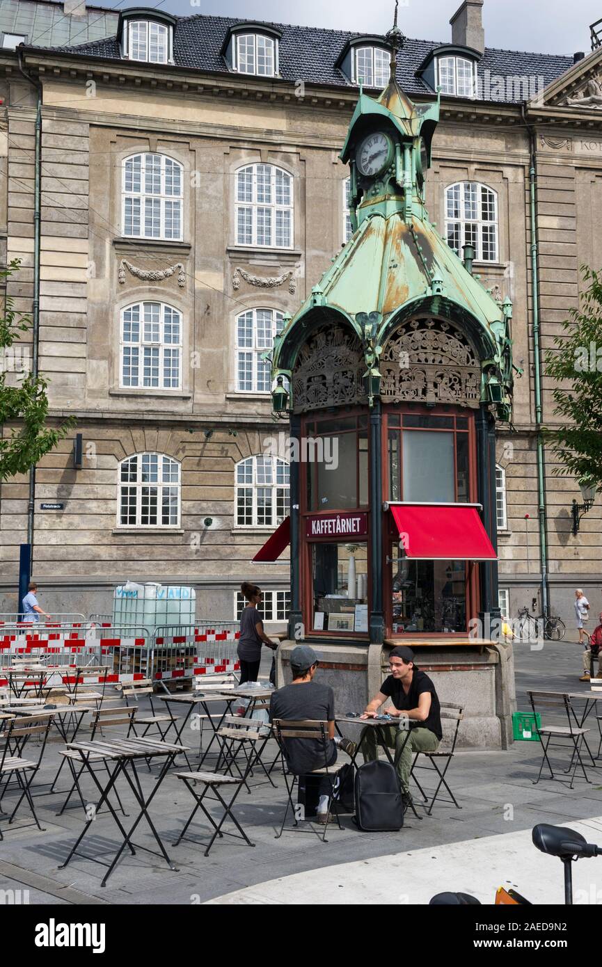 Zwei Freunde sitzt und spricht in einem Quadrat in Kopenhagen, Dänemark. Stockfoto