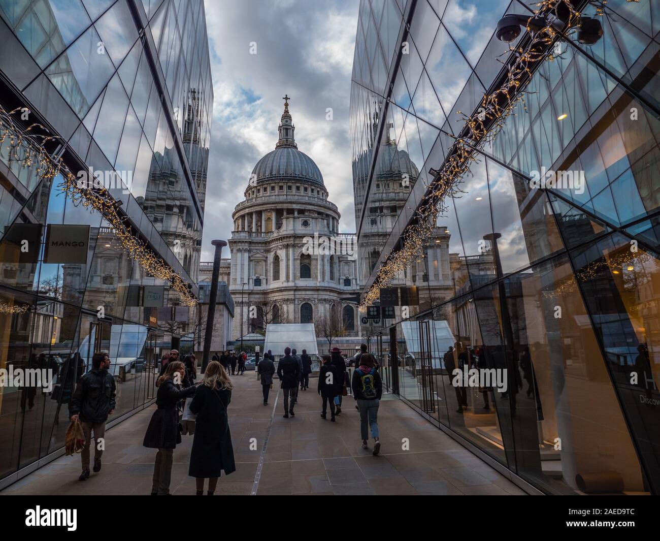 Die St Paul's Kathedrale, die sich im Glas von einer Neuen Change Shopping Centre, London, UK, GB. Stockfoto