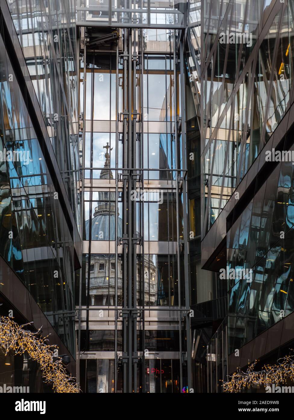 Die St Paul's Kathedrale, die sich im Glas von einer Neuen Change Shopping Centre, London, UK, GB. Stockfoto
