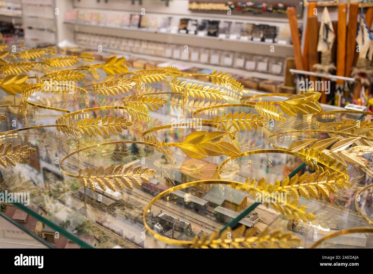 Golden Olive Branch Kronen. Griechische Kranz oder Rosenkranz auf dem lokalen Markt in Athen verkauft Stockfoto