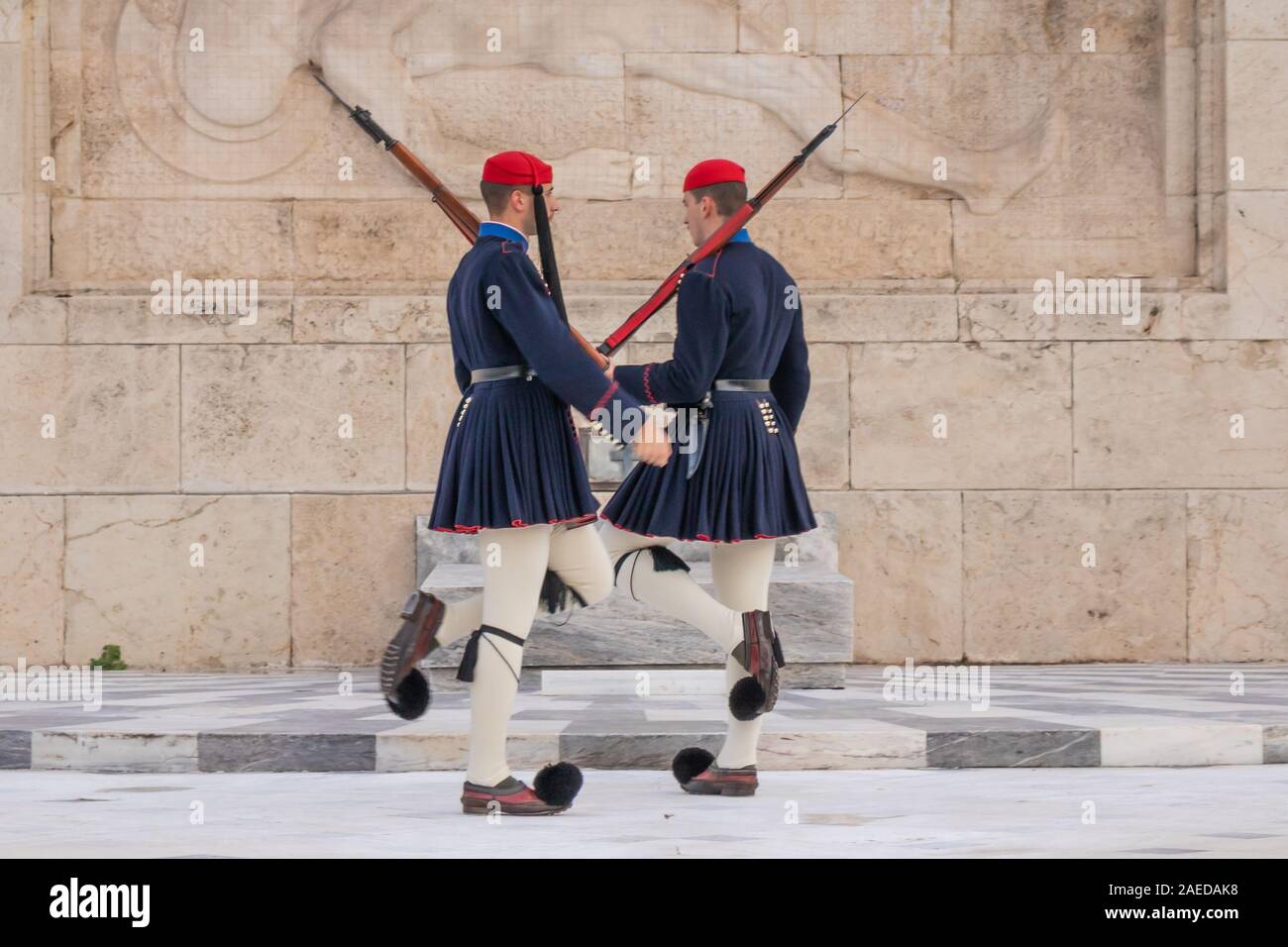 Griechenland, Athen - November 30, 2019: Die Evzones oder Evzonoi eine zeremonielle Einheit, die Wachen die Griechische Grabmal des Unbekannten Soldaten Stockfoto