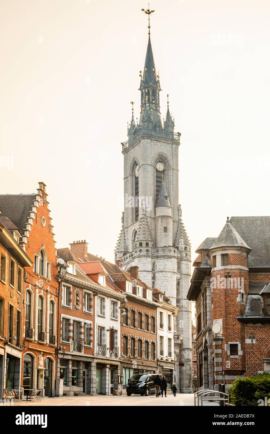 Hohen mittelalterlichen Glockenturm über der Straße mit alten europäischen Häusern, Tournai, Gemeinde, Belgien Stockfoto