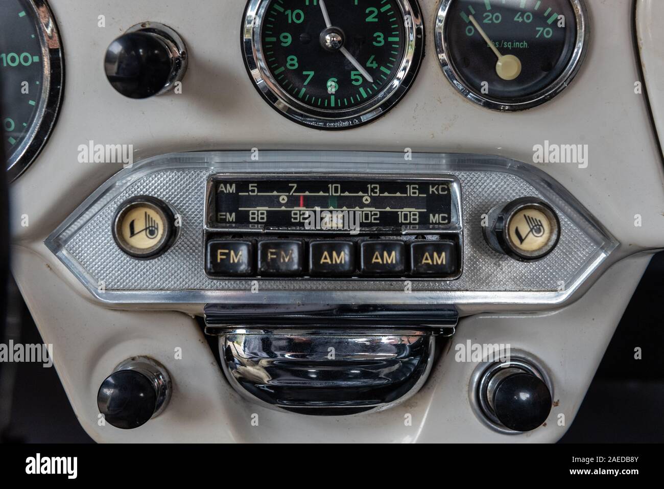 Europäische Technik im klassischen Autos hatten eine viel einfachere Armaturenbrett mit nur Knöpfe und Tasten für einfache Funktionen. Stockfoto