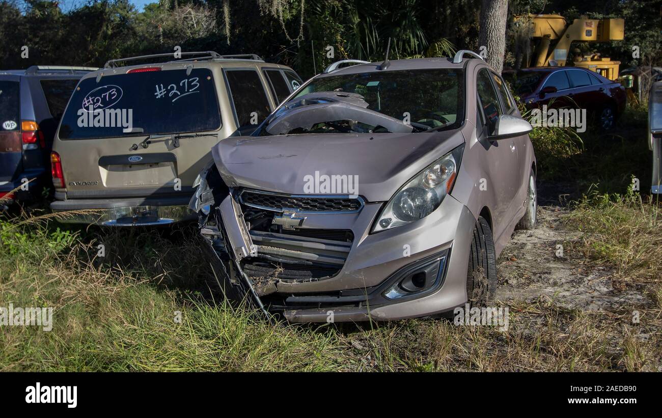 Ruinierte Automobile in einem schrottplatz Für Bergung von Teilen verkauft werden. Stockfoto