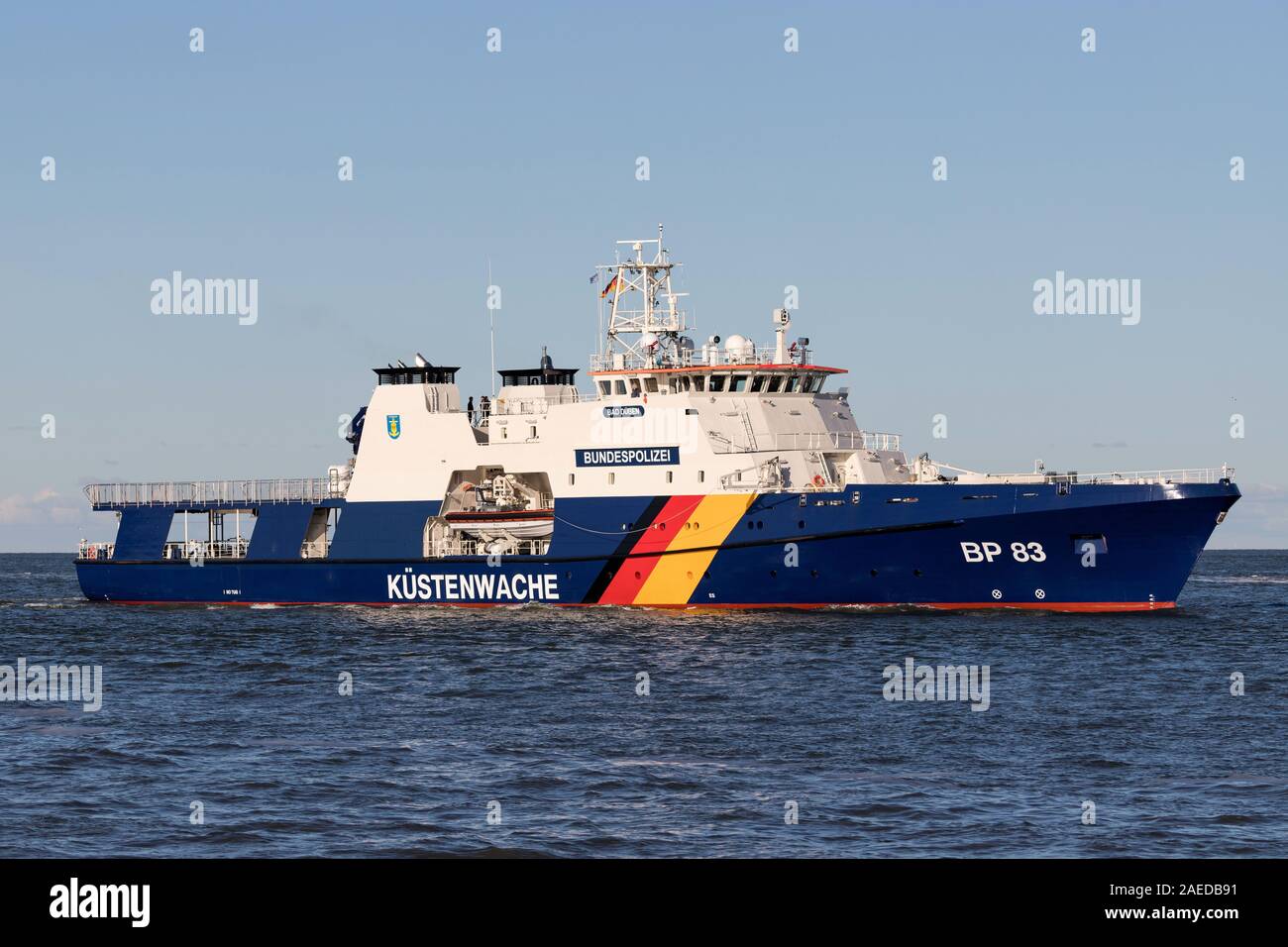 Bundespolizei Boot BP 83 Bad Düben auf der Elbe. Die Kustenwache ist eine Vereinigung von mehreren Bundesbehörden. Stockfoto