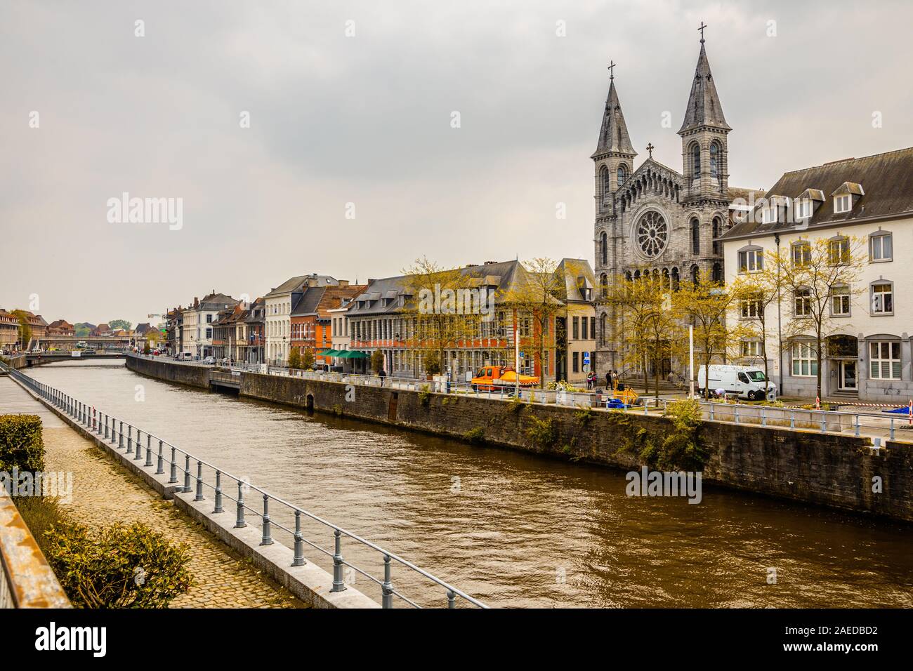 L'Escaut Fluss und Straße mit alten belgischen Häuser und die Fassade der Kirche der Redemptoristen von Tournai, Gemeinde, Belgien Stockfoto