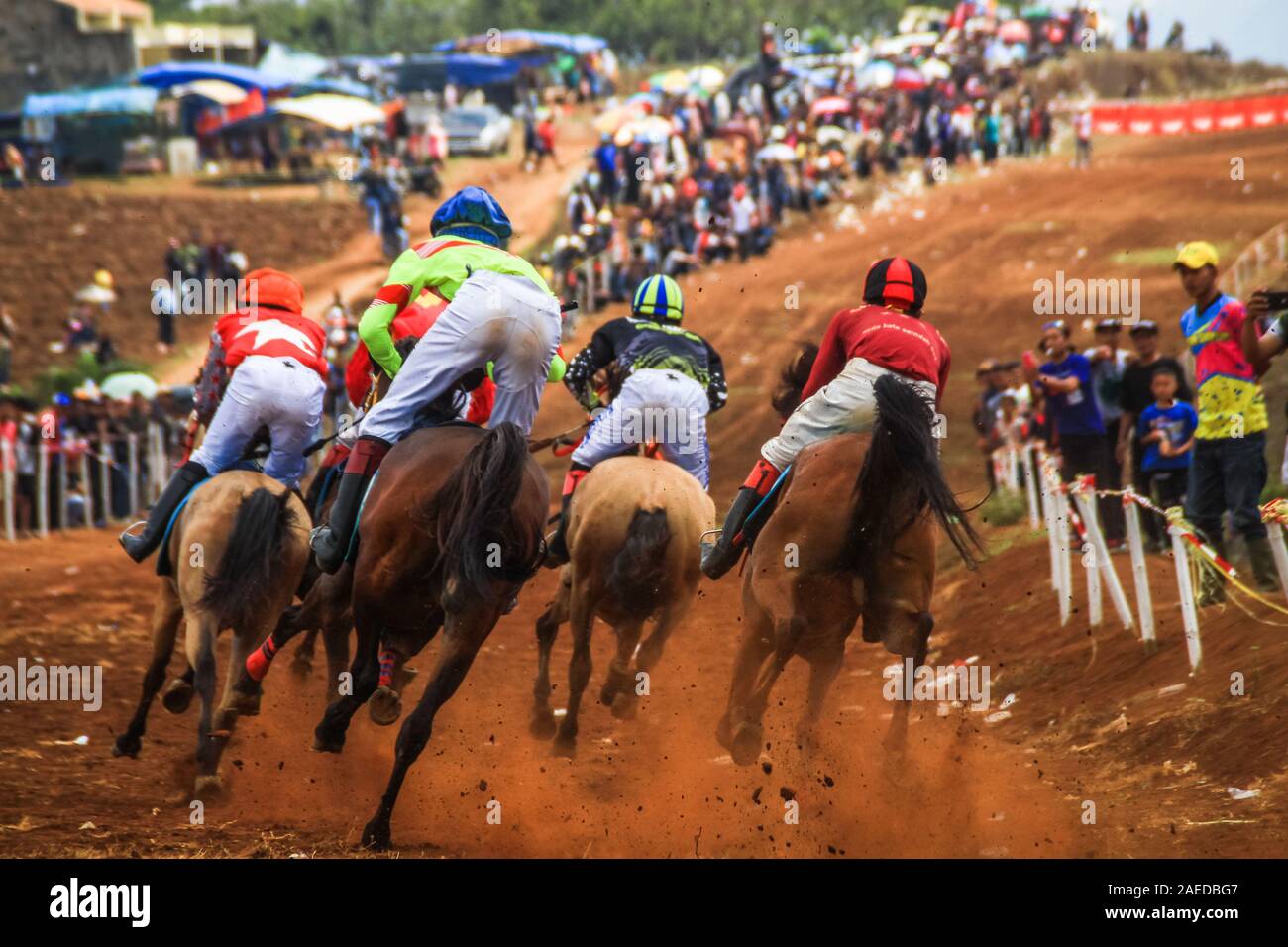 Der Jockey trieb sein Pferd an den Start beim Pferderennen von Tanjungsari Raharja Dorf, Bezirk, Sumedang Regency. Insgesamt 120 lokalen racing Pferde nahmen an Wettbewerben zu gewinnen im Governor's Trophy, sowie als billige Unterhaltung für die Gemeinschaft. Stockfoto