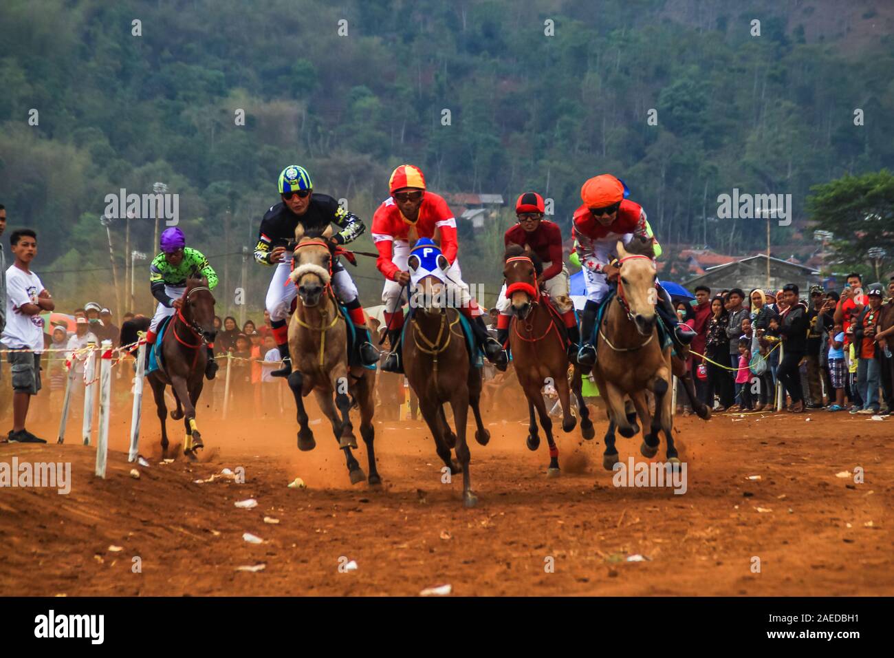 Der Jockey trieb sein Pferd an den Start beim Pferderennen von Tanjungsari Raharja Dorf, Bezirk, Sumedang Regency. Insgesamt 120 lokalen racing Pferde nahmen an Wettbewerben zu gewinnen im Governor's Trophy, sowie als billige Unterhaltung für die Gemeinschaft. Stockfoto
