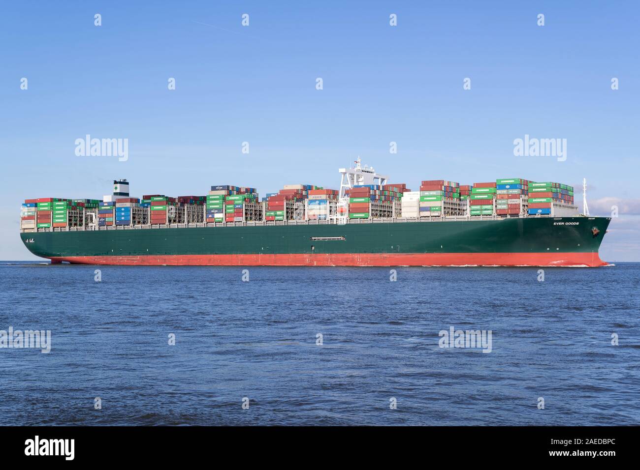 Container schiff jemals waren auf der Elbe. Immergrün mit Sitz in Taiwan ist eine globale containerisierte Fracht-unternehmen. Stockfoto