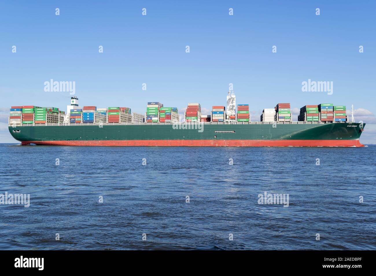 Container schiff jemals waren auf der Elbe. Immergrün mit Sitz in Taiwan ist eine globale containerisierte Fracht-unternehmen. Stockfoto