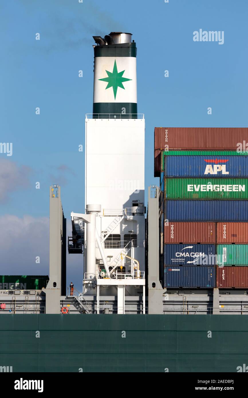Trichter der Evergreen Container schiff jemals waren. Immergrün mit Sitz in Taiwan ist eine globale containerisierte Fracht-unternehmen. Stockfoto