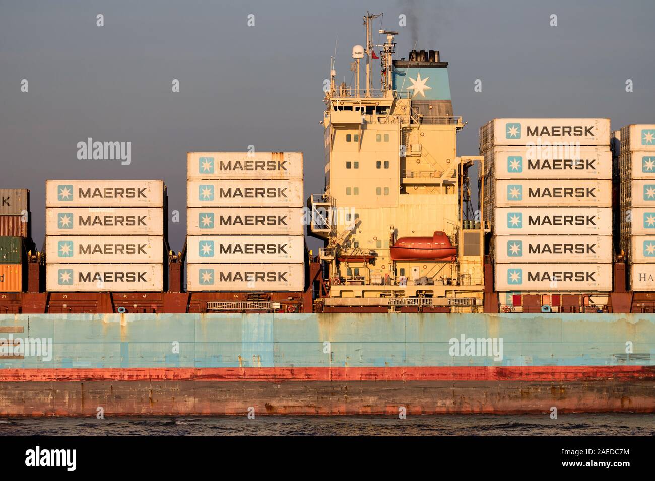 LUNA MAERSK auf der Elbe. Maersk ist das größte Containerschiff der Welt. Stockfoto