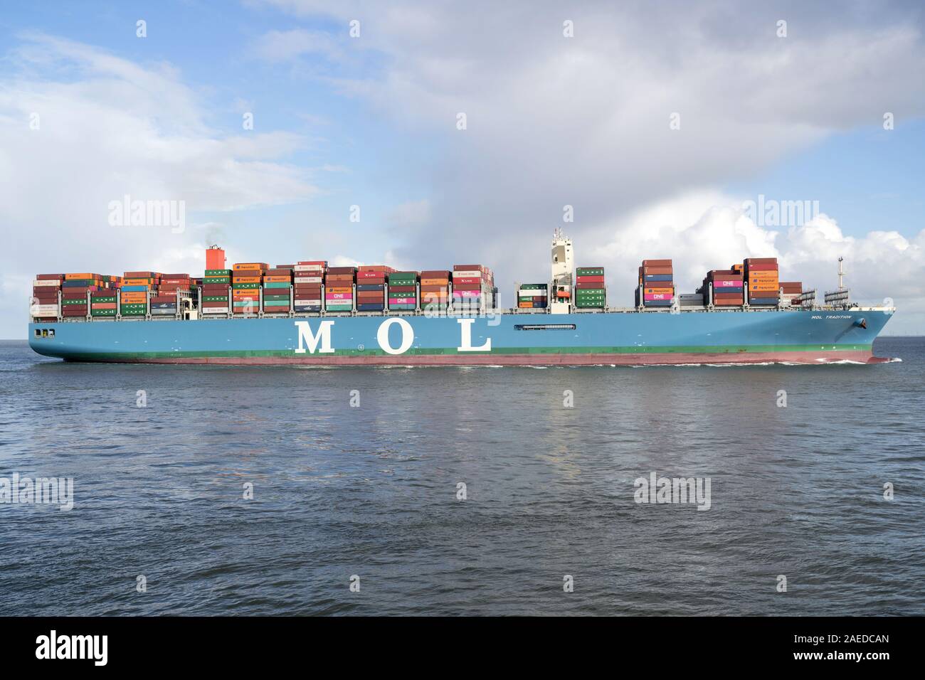 MOL Tradition auf der Elbe. MOL (MITSUI O.S.K. Linien, Ltd.) ist eine japanische Transportfirma in Toranomon, Minato, Tokyo, Japan gehabt. Stockfoto