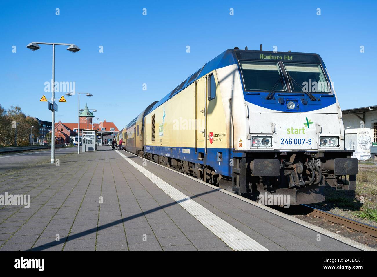Regionale Zug am Bahnhof Cuxhaven beginnen. Stockfoto