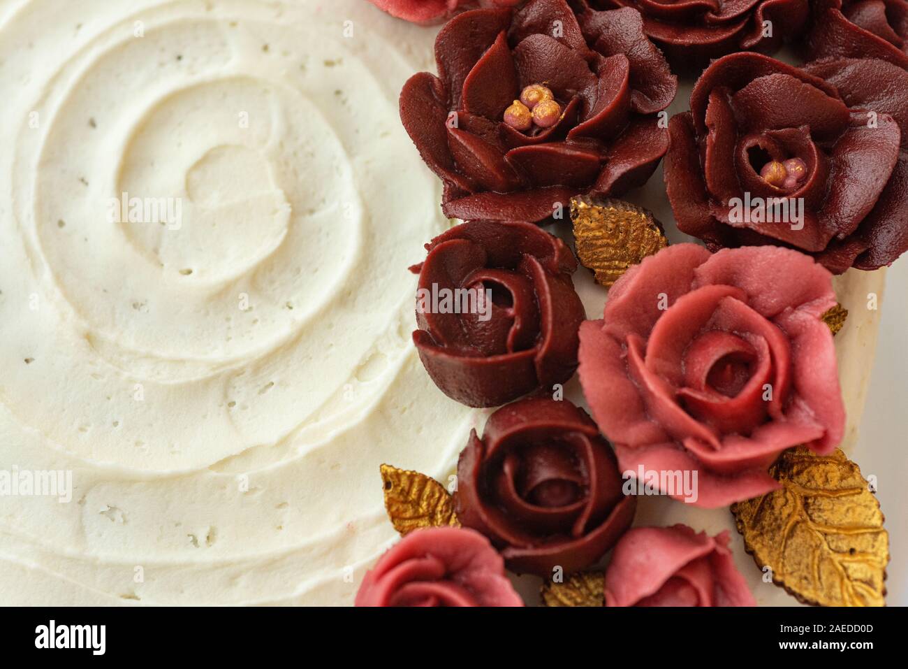 Vereisung Blumen auf einem Kuchen. Stockfoto